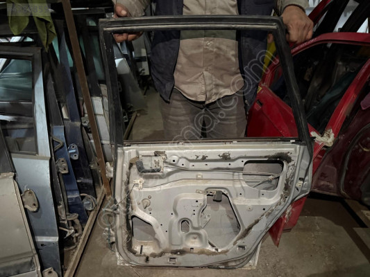 MİTSUBİSHİ GALANT SAĞ ARKA KAPI 90 MODEL ORJİNAL ÇIKMA