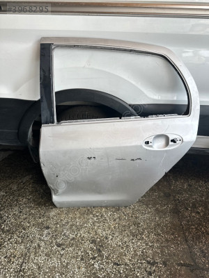 Toyota verse sol arka kapı