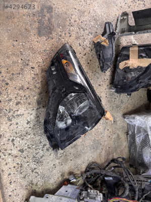 Courier sağ ön far