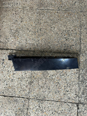 2013-2018 FORD FOCUS SOL ÖN KAPI  DIŞ ORTA PLASTİK ORJ ÇIKMA