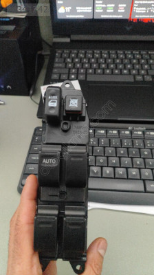 Toyota Corolla Cam açma Kapama Düğmesi SoL 8482012340