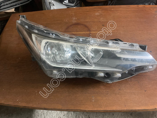 Toyota Corolla 14-18 sağ ön far