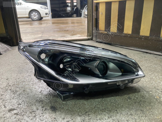 208 Model Peugeot için Sağ Ön Far - Oto Çıkma Parçalar