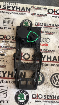 8V1864261G Audi a3 2020 orta konsol üst panel kaplaması bardaklık