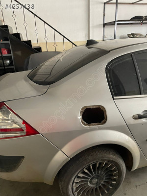 RENAULT MEGANE 2 SAĞ ARKA ÇAMURLUK ORJİNAL ÇIKMA