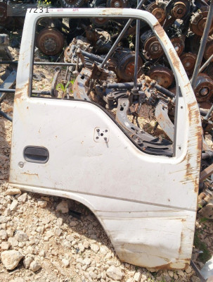 ISUZU NPR SAĞ ÖN KAPI ÇIKMA