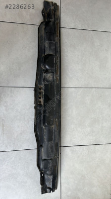 F1EB-A01628 2017 FOCUS 3.5 ÖN CAM ELEĞİ ALT PLASTİK