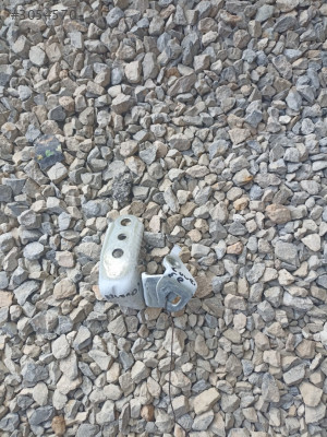 Ford courier sağ ön kapı menteşesi