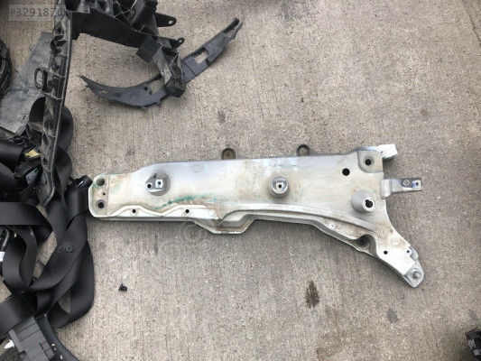 VOLVO XC90 SOL ÖN ÇAMURLUK BRAKETİ 31391777