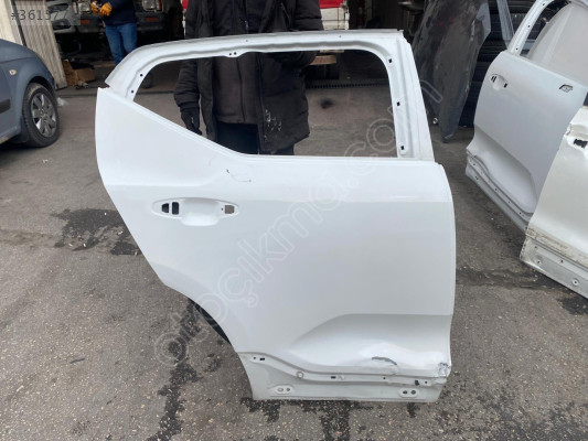 VOLVO XC40 BEYAZ SAĞ ARKA KAPI ORJINAL LOKALLİK