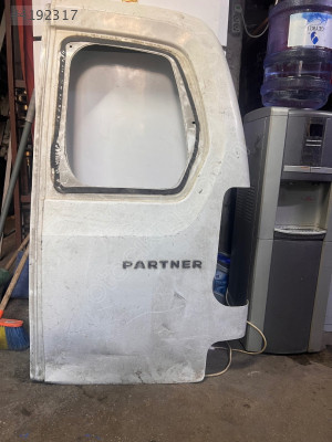 Peugeot  partner bağaj kapağı sağ