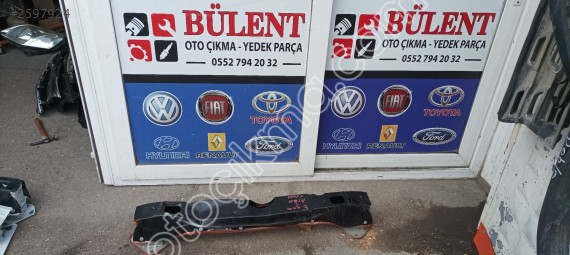 Fiat Egea Cross arka tampon demiri orijinal çıkma