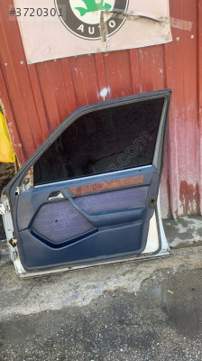 Mercedes w124 sağ ön kapı döşemesi