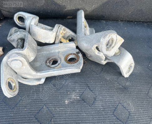 Nissan Primera kapı menteşesi