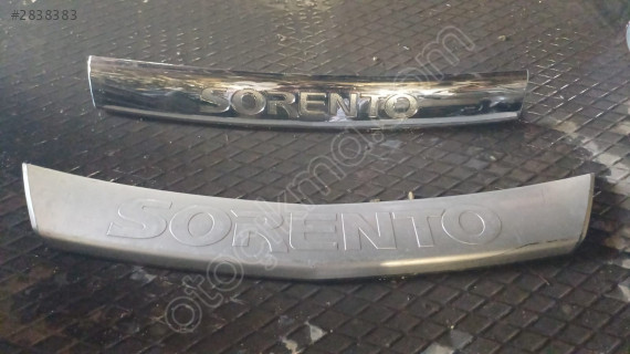 Kia Sorento yazısı (resimin üst kısmındaki nikelajlı mevcut)