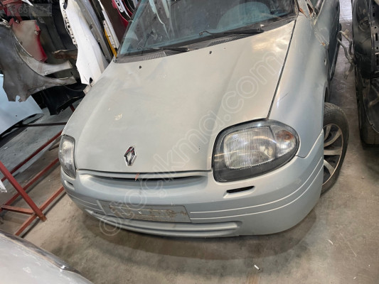 Renault Clio ön kaput