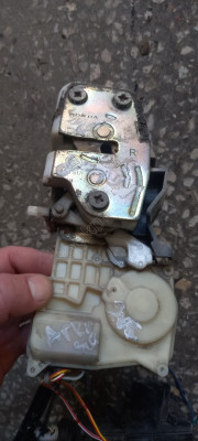 Honda Civic sağ arka kapı kilidi