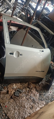 Jeep renegade çıkma orjinal sağ ön kapı hatasız Beyaz renk