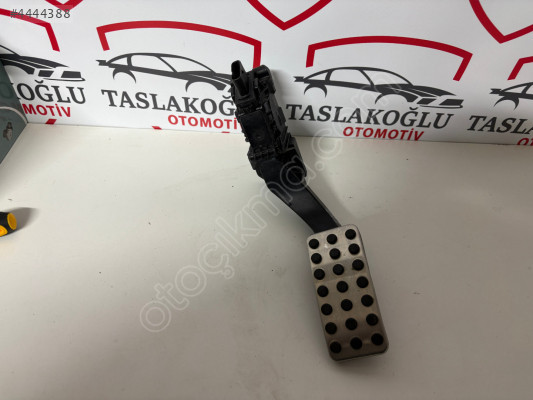 MERCEDES CLA COUPE C118 GAZ PADALI