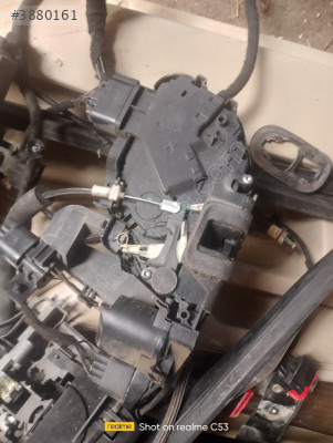 Jaguar XF sol ön kapı kilit