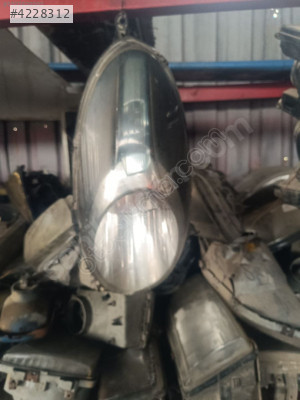 nissan mikra sağ far ufak bı çatlağı var