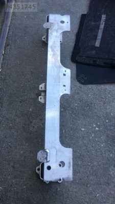 Peugeot 2008 ön tampon demiri