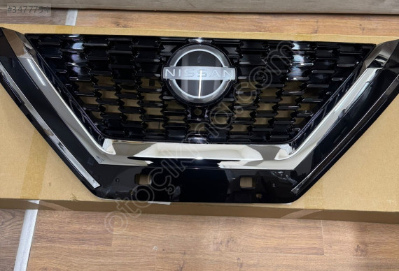 Nissan Qashqai Ön Panjur Kameralı Tip + Arma 2021-2024