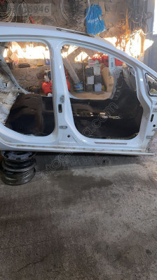 Opel Astra J Beyaz Renk Sağ Yan Marşpiyel Sacı Orta Kapı Direği