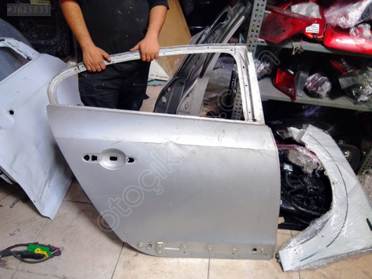 RENAULT FLUANCE GRİ SAĞ ARKA KAPI ORJINAL BOYASIZ