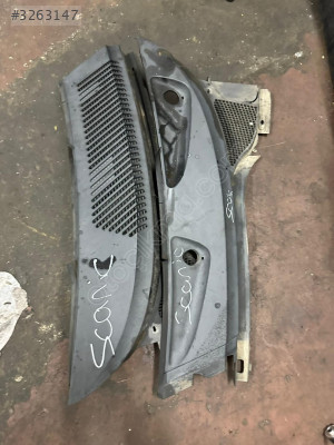 Renault Scenic Ön Cam Izgarası - Mert Oto Çıkma Parçaları