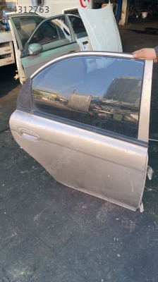 Kia shuma sağ arka kapı