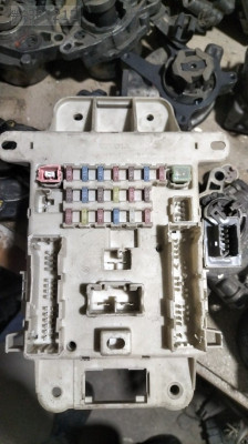 Toyota RAV4 04 1203 4A26 sigorta kutusu