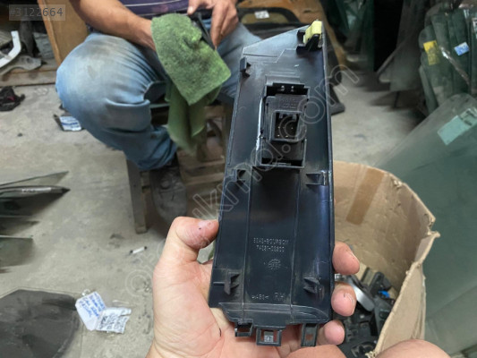 TOYOTA COROLLA SAĞ CAM DÜĞMESİ VE ÇERÇEVESİ 03-06 MODEL ORJİNAL