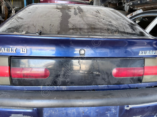 Renault R19 arka bagaj reflektörü