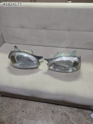 Opel Corsa b sağ sol far çıkma gm sol temiz sağ hafif çatlak