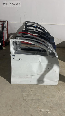 Volkswagen golf 13-20 sağ ön kapı ufak hasarlı