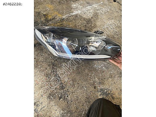Renault Megane 3 Modeli için Sağ Ön Far Çıkma Parçası