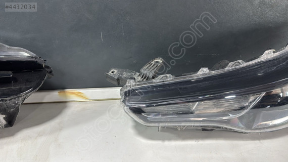 TOYOTA COROLLA CROSS MERCEKLİ SOL FAR