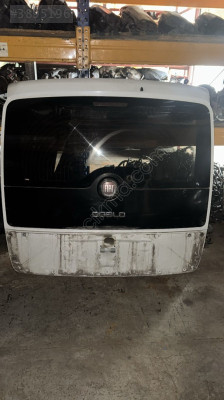 Fiat Doblo beyaz hatasız bagaj kapağı