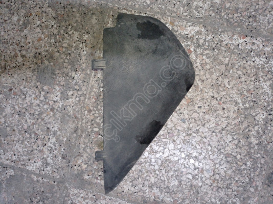 8W0857085 16-19 A4 ORJ ÇIKMA ÖN PANEL YAN UÇ KAPLAMA SOL