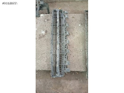 Renault Megane2 makyajlı kasa ön tampon ızgarası 1.000 TL
