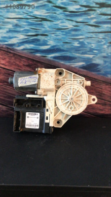 AUDI A3 2004-08 SOL ÖN CAM MOTORU 8P0959802M