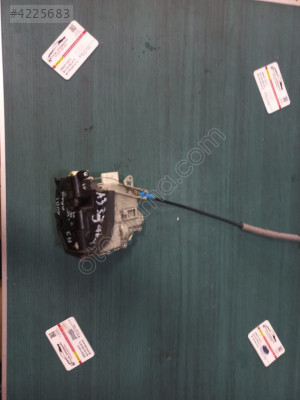 AUDİ A3 SAĞ ARKA  KAPI KİLİT