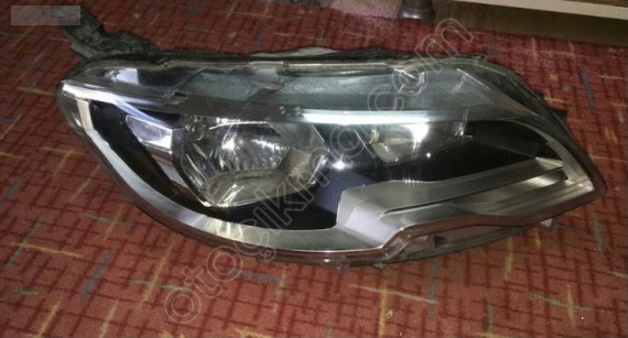 PEUGEOT 301 Modeli İçin Çıkma Sağ Far Parçası