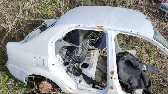 Logan sedan arka çamurluk kesme tavan
