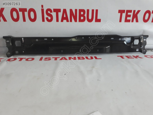 Mercedes C 204 RADYATÖR ÜST PANEL A2046200272