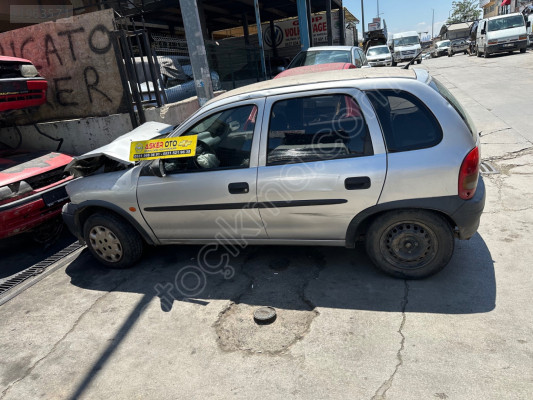Corsa b sol arka kapı camı