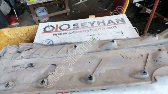 5N0825202 tiguan 2012 sag ön taban plastigi