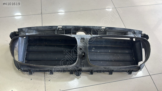 BMW 5 SERİ F10 ÖN PANJUR HAVA MASKESİ 720078717