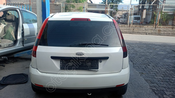 ford fiesta bagaj kapağı dolu